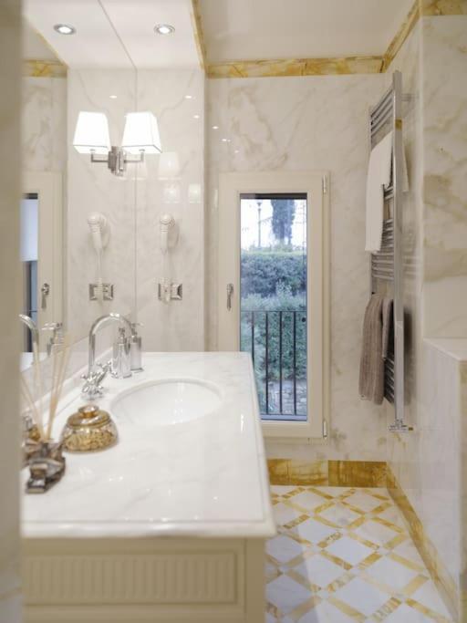 Luxury Window On Apartamento